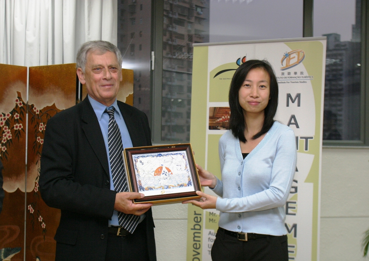 院長黃竹君博士致送紀念品予課程主講 Johnny Allen.JPG