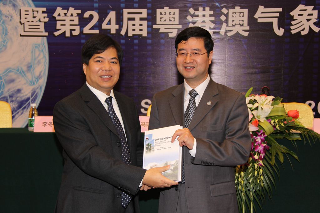 Director dos SMG, Fong Soi Kun, oferece publicação técnica “MMGB Collected Papers, Vol.3” ao Subdirector da Administração Meteorologica da China Chen Xiaonong,