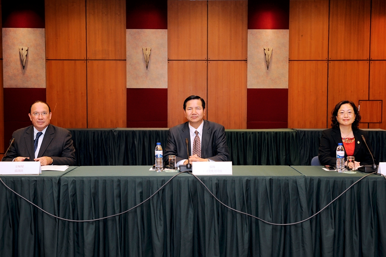 Secretário para os Assuntos Sociais e Cultura, Cheong U, preside à primeira reunião da CGPM de 2010