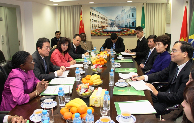 Visita da Directora Geral Adjunta do Gabinete de Ligação do Governo Popular Central na RAEM, Dra. Gao Yan, ao Secretariado Permanente do Fórum de Macau (1)