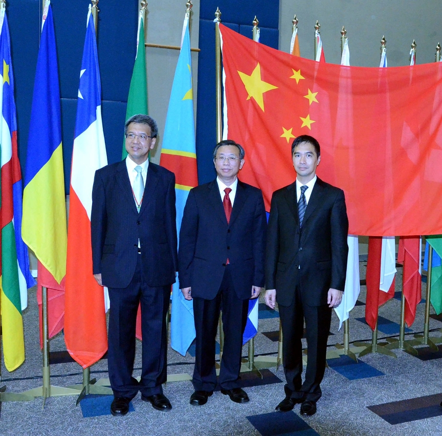 O Auditor Geral da China Liu Jiayi (ao centro), Ho Veng On (à direita) e o Director de Auditoria de Hong Kong Tang Kwok-bun (à esquerda) no auditório onde se realizou o XX INCOSAI