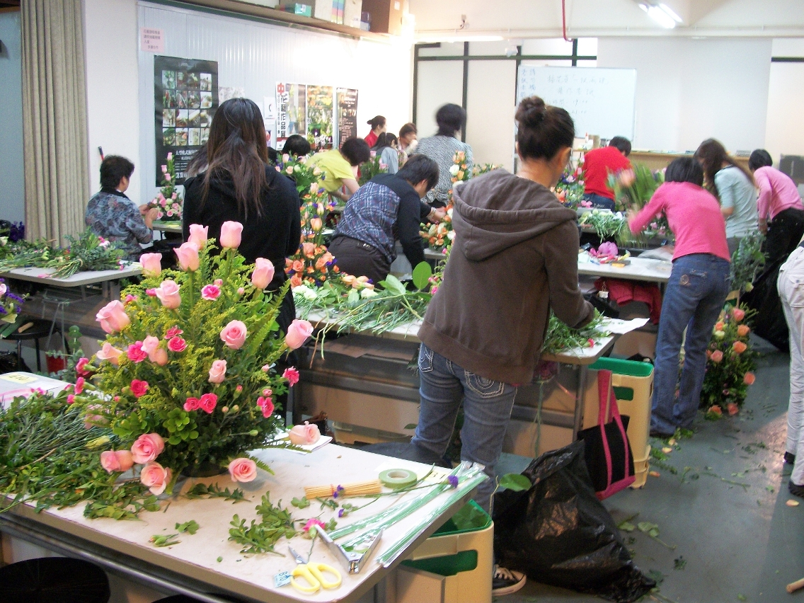 Candidatos no teste prático do curso de arranjos florais de nível elementar