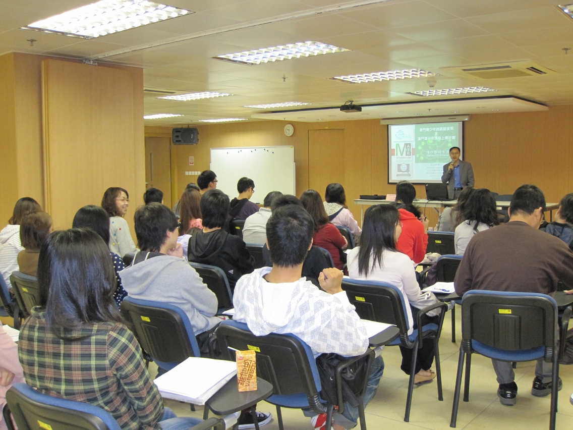 Workshop “Internet com a Nova Geração” para lidar com o vício da Internet realizado pelo IAS