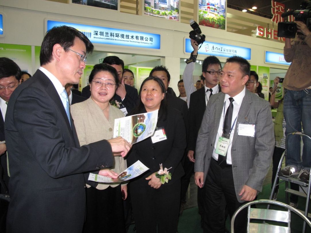 O Vice-Presidente do CCA, Leong Vai Tac, e a Subdirectora da DSPA, Vong Man Hung, apresentaram a introdução do “Fórum e Exposição Internacional de Cooperação Ambiental 2011” à Vice-Secretária do Ministério de Protecção Ambiental, Song Xiaozhi, e ao Secretário para o Ambiente (Secretary for the Environment), Hong Kong, Edward Yau.