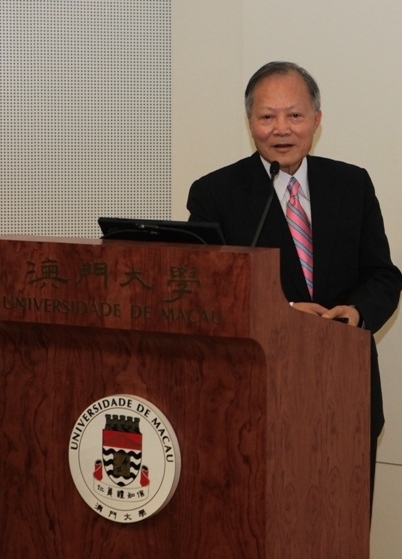 Dr. Lau gives a talk “Logistics Path to Entrepreneurship” following the cheque presentation ceremony