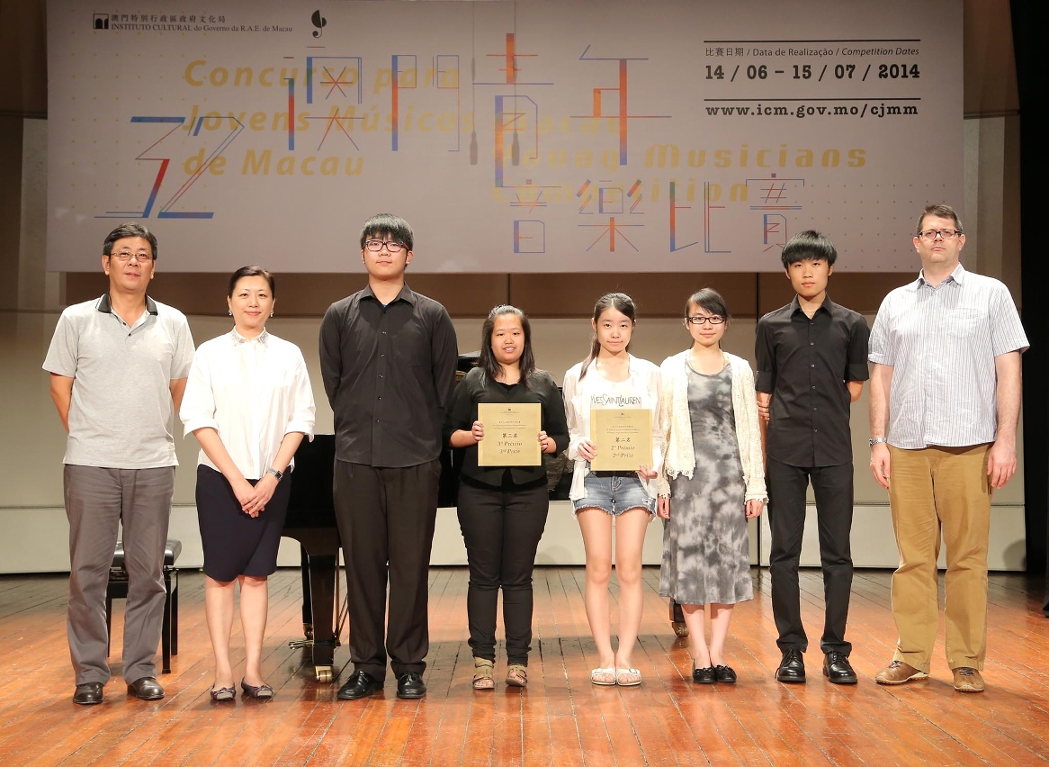 Os Júris e os vencedores do 2º lugar (à direita) e do 3º lugar (à esquerda) da categoria Agrupamento de Instrumentos de Cordas (2 a 9 membros).