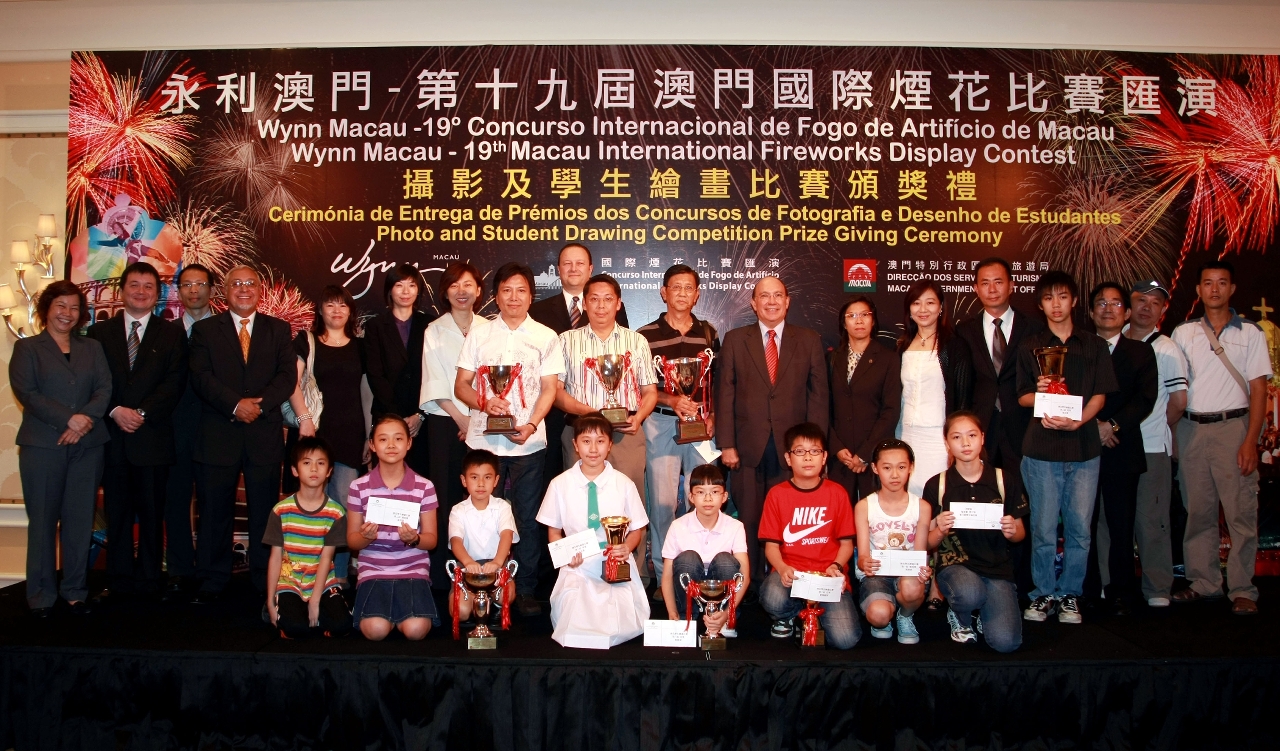 Group photo of guests and winners