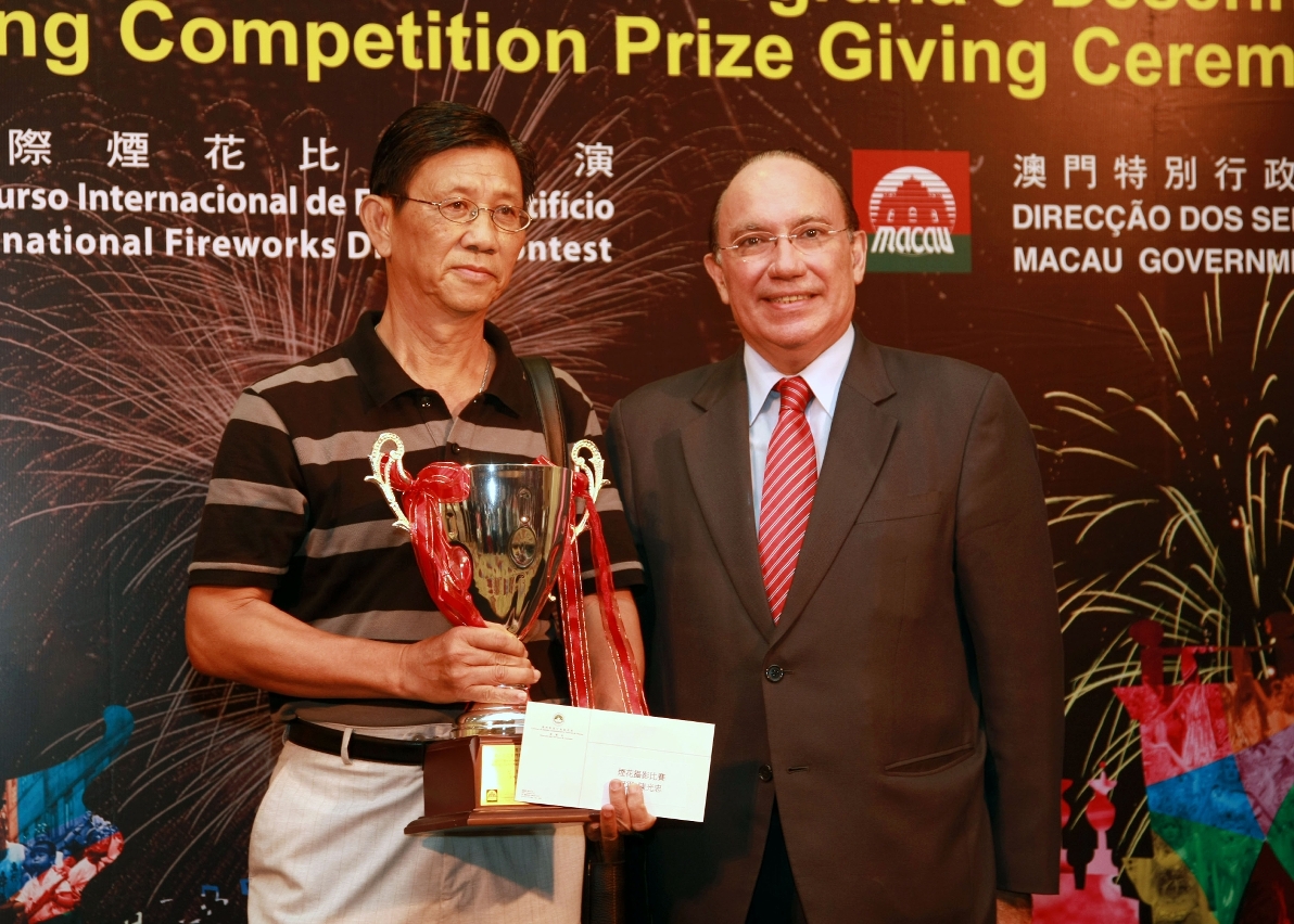 Director João Manuel Costa Antunes presents the prize to the winner