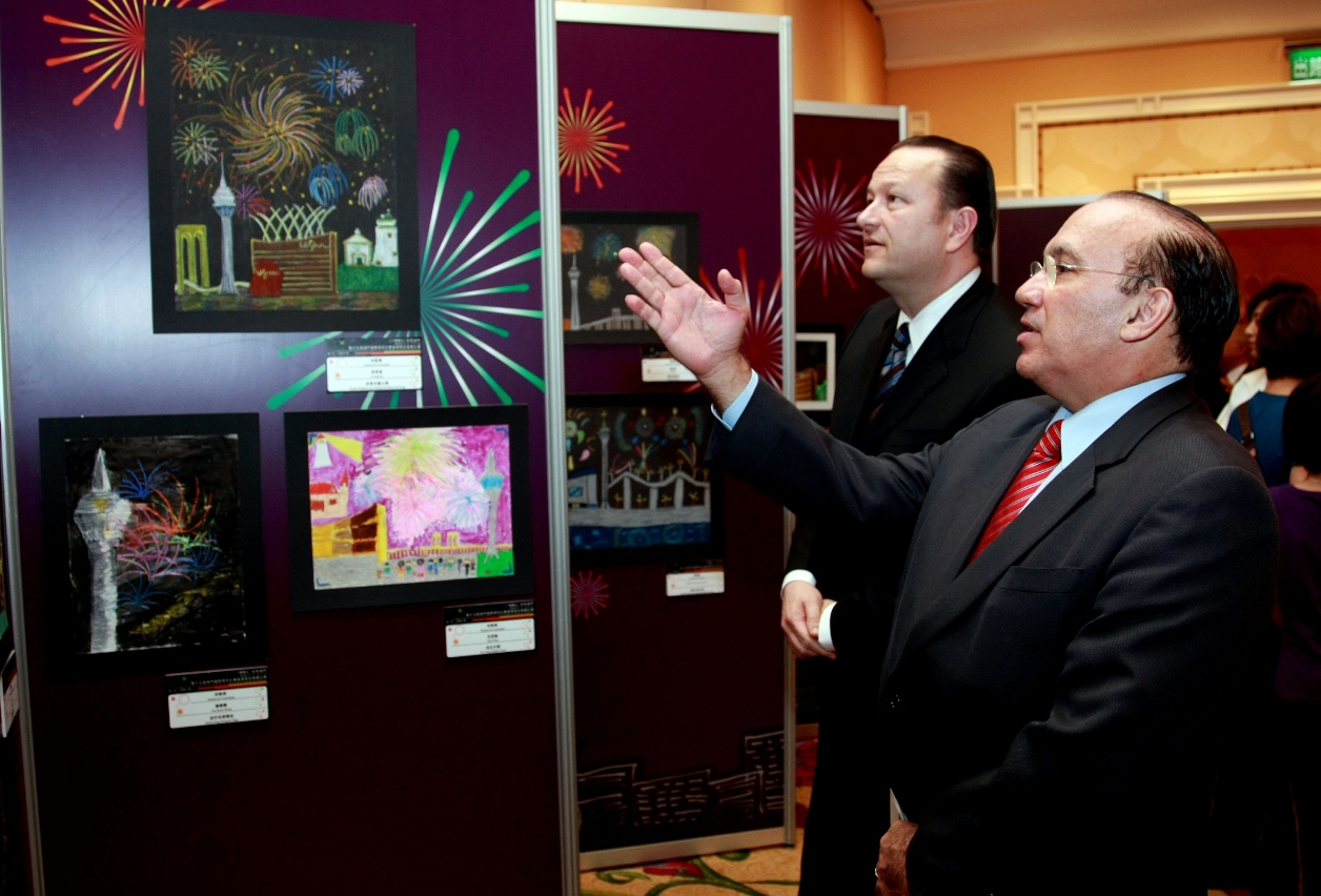 Antunes and Coughlan enjoy the awarded drawings and photos.