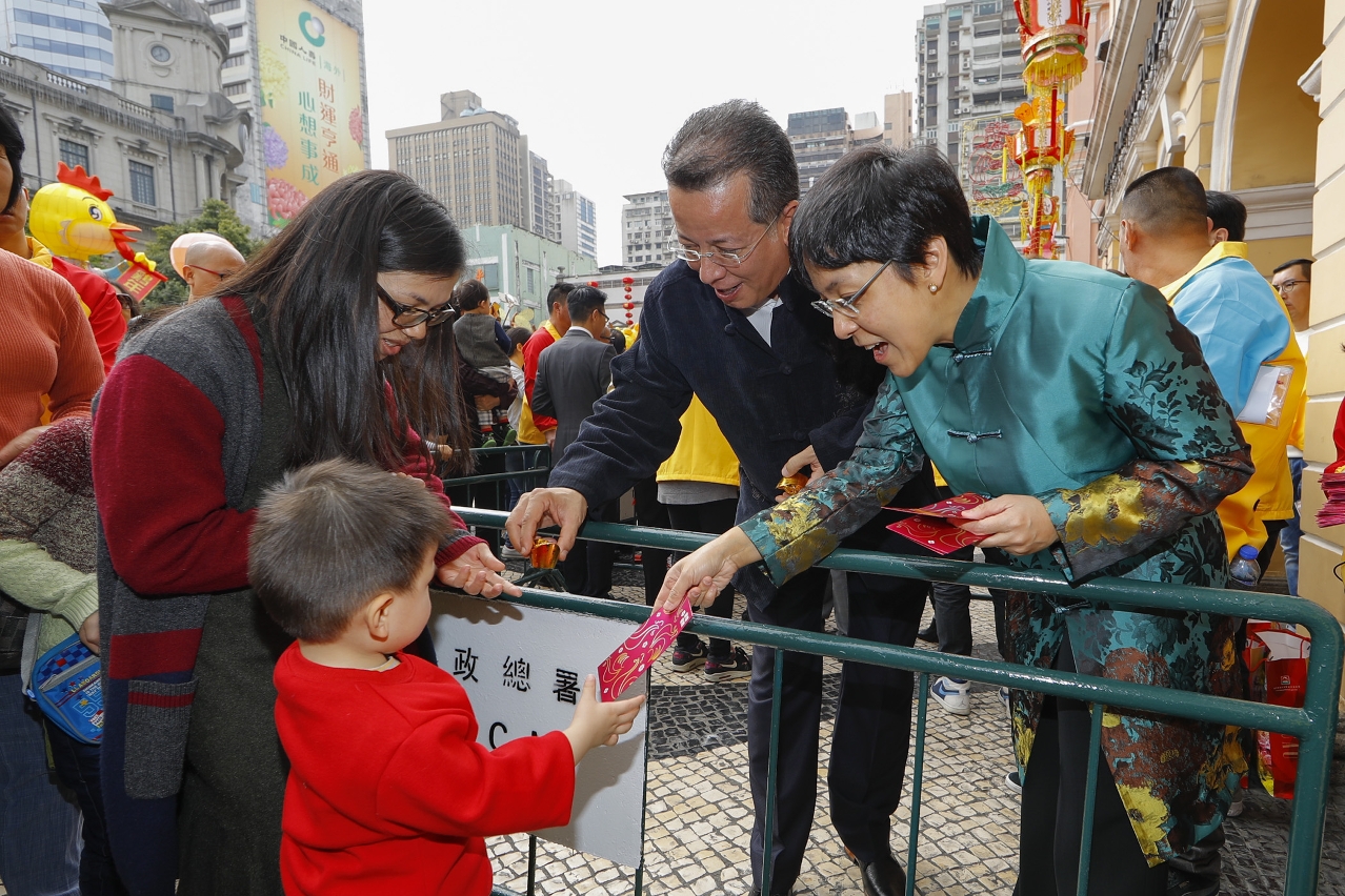 DST distribui "lai-sis" pelos residentes e visitantes