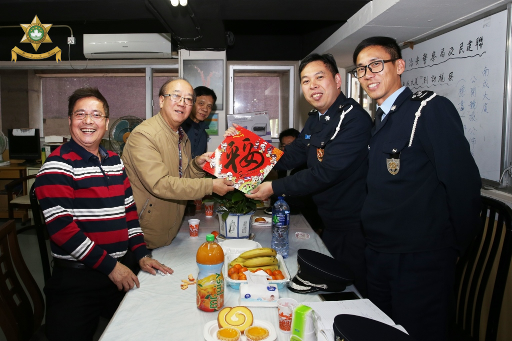 貼近市民親訪大廈管委會直接聽取市民訴求