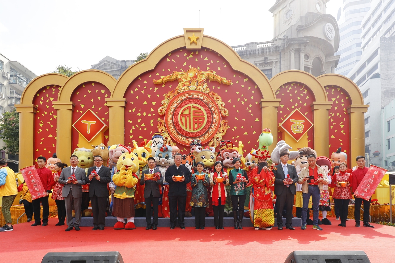 Group photo of guests at Senado Square