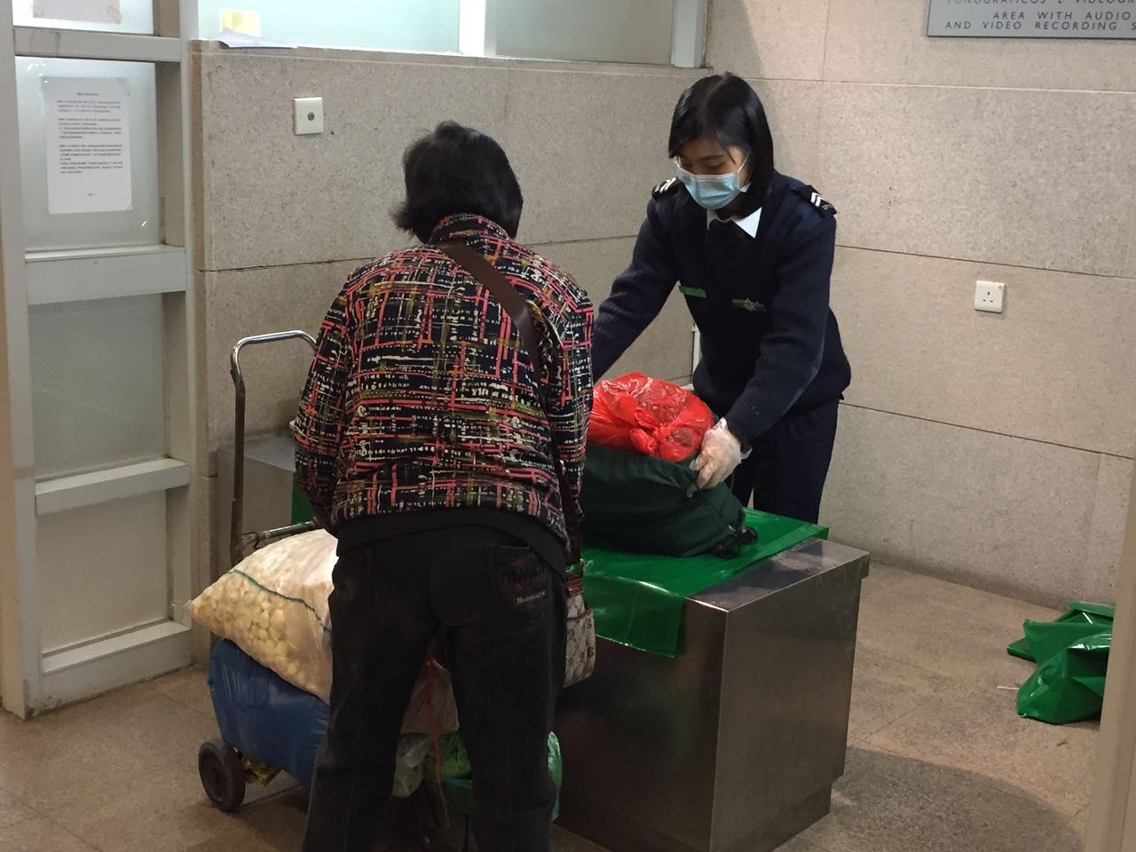 檢查旅客的情況