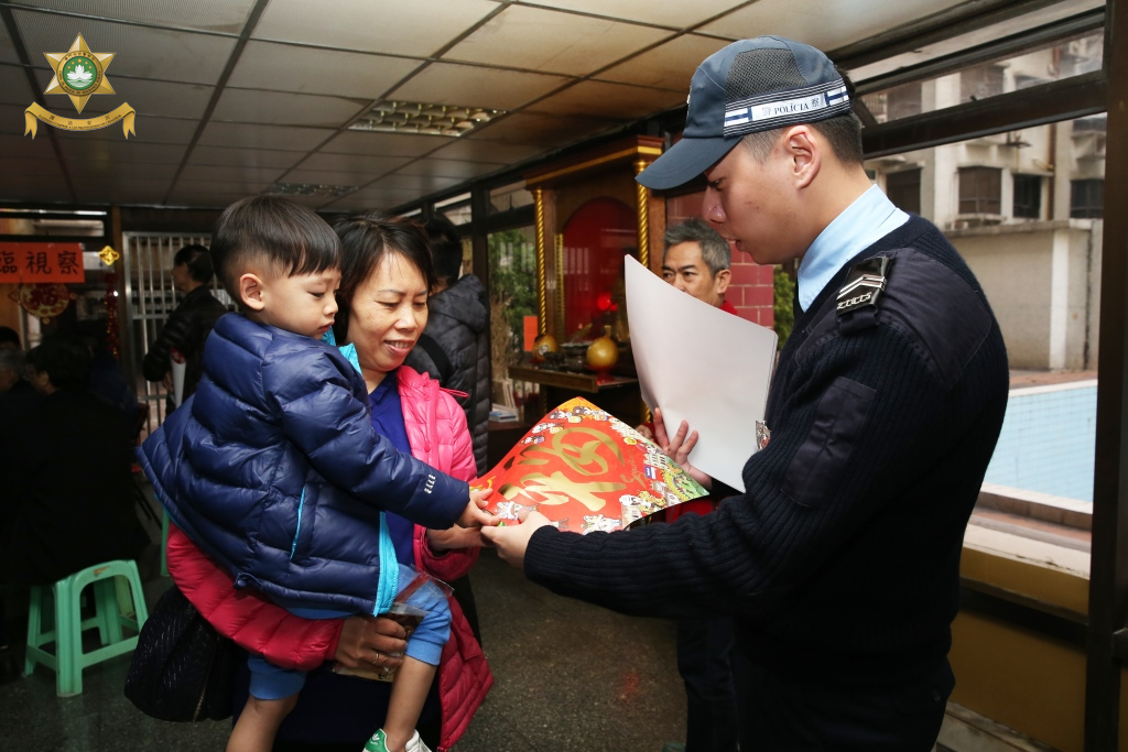 治安警察局人員向市民派發賀年「平安是福」福字帖