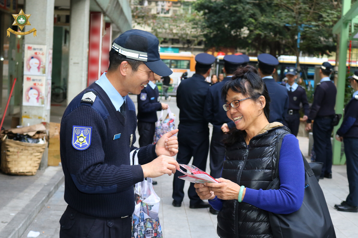 向市民派發家居防盜的宣傳品