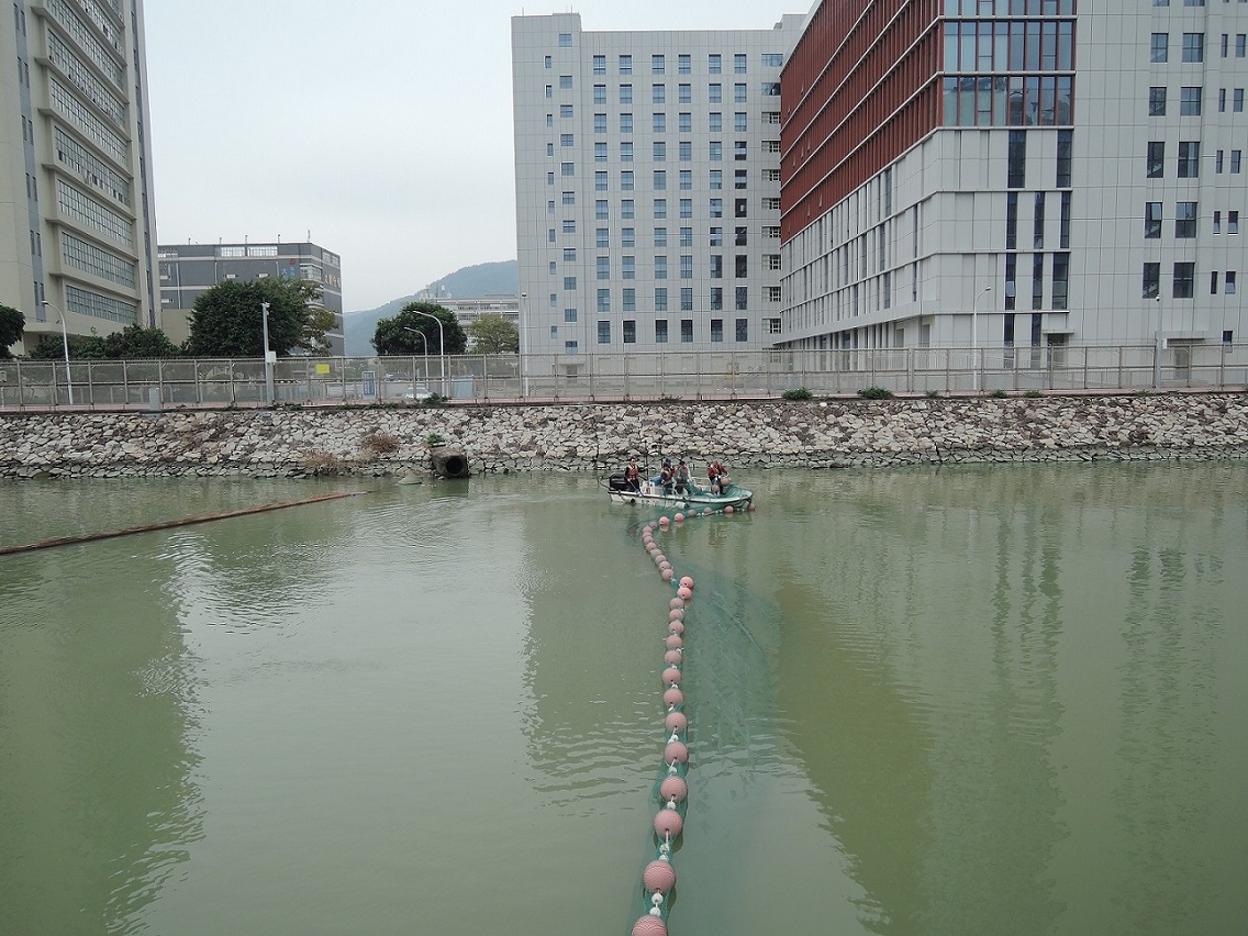 Após a coordenação com as autoridades relacionadas do interior da China foi concluída pela DSPA, em meados deste mês, a colocação de barreira em rede de pesca no estuário do Canal dos Patos.