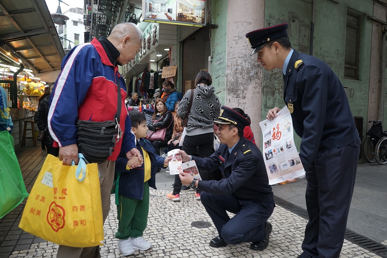 O Corpo de Bombeiros enviou oficiais para distribuírem os materiais de propaganda em todas as zonas