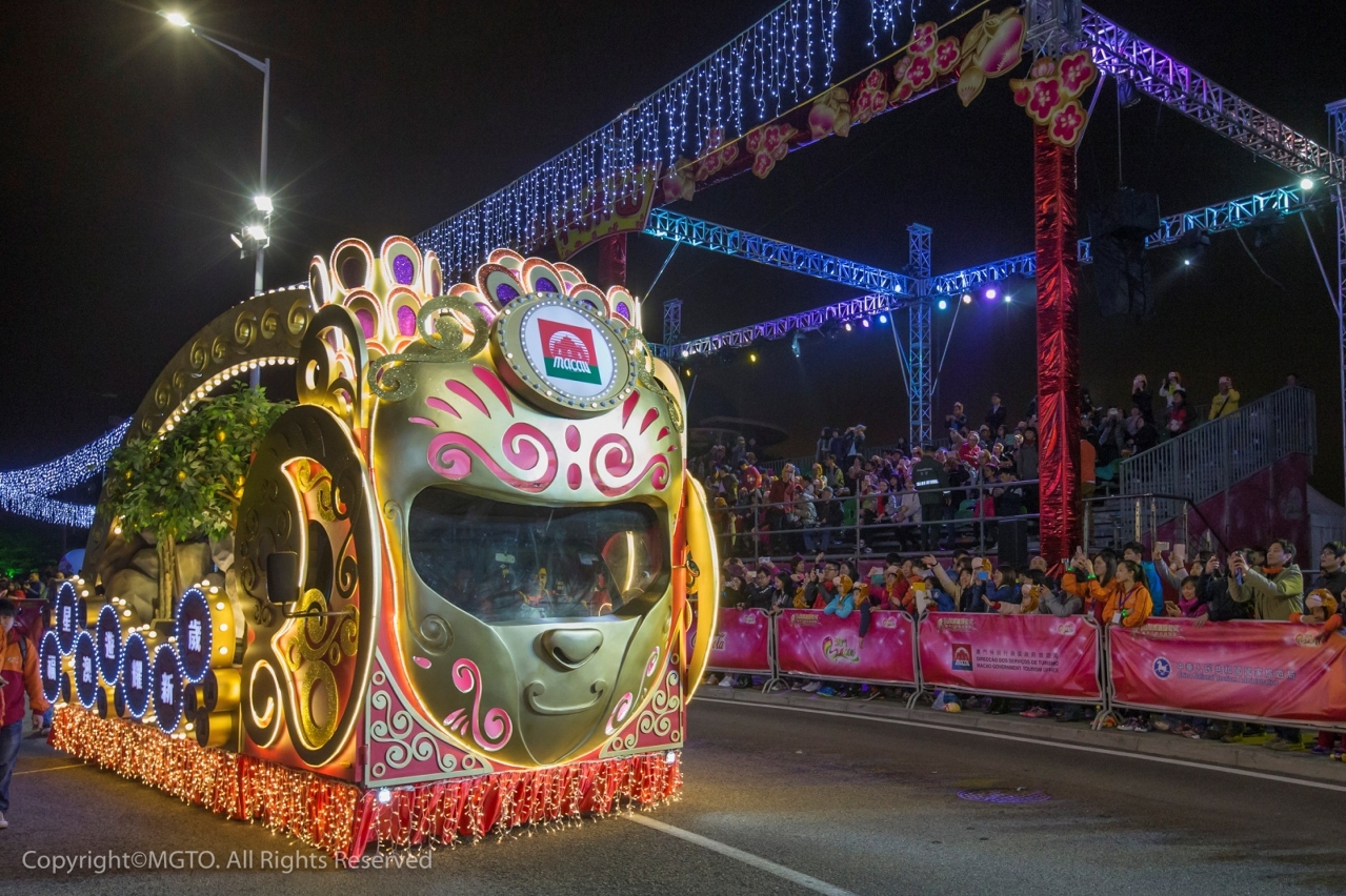 去年的花車巡遊吸引眾多市民和旅客