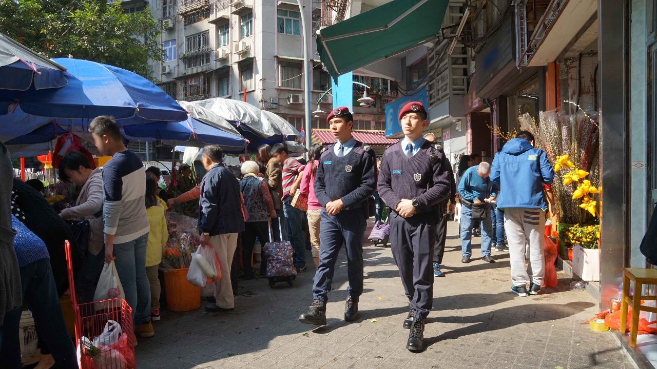 特警隊員於高士德一帶巡邏