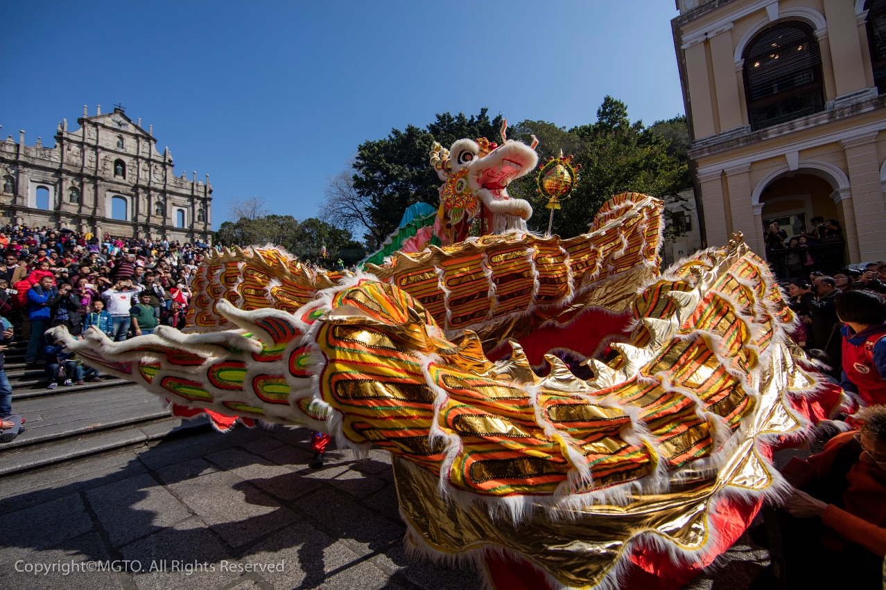 Ambiente festivo com desfile do Dragão Gigante Dourado e dança de leão em todos os anos