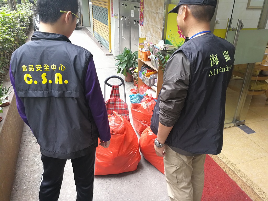 海關及民署食安中心人員緝獲未經檢疫食材