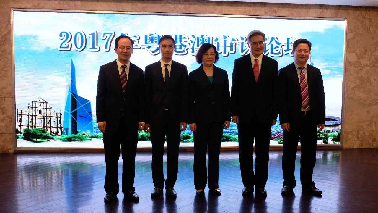 A chefe do Departamento de Auditoria da Província de Guangdong He Lijuan (terceira à esquerda), o Comissário da Auditoria da RAEM Ho Veng On (segundo à esquerda), o director da Auditoria de RAEHK Sun Tak Kei (segundo à direita) e o governador do Município de Mei Zhou Lixu (primeiro à direita) na cerimónia de abertura