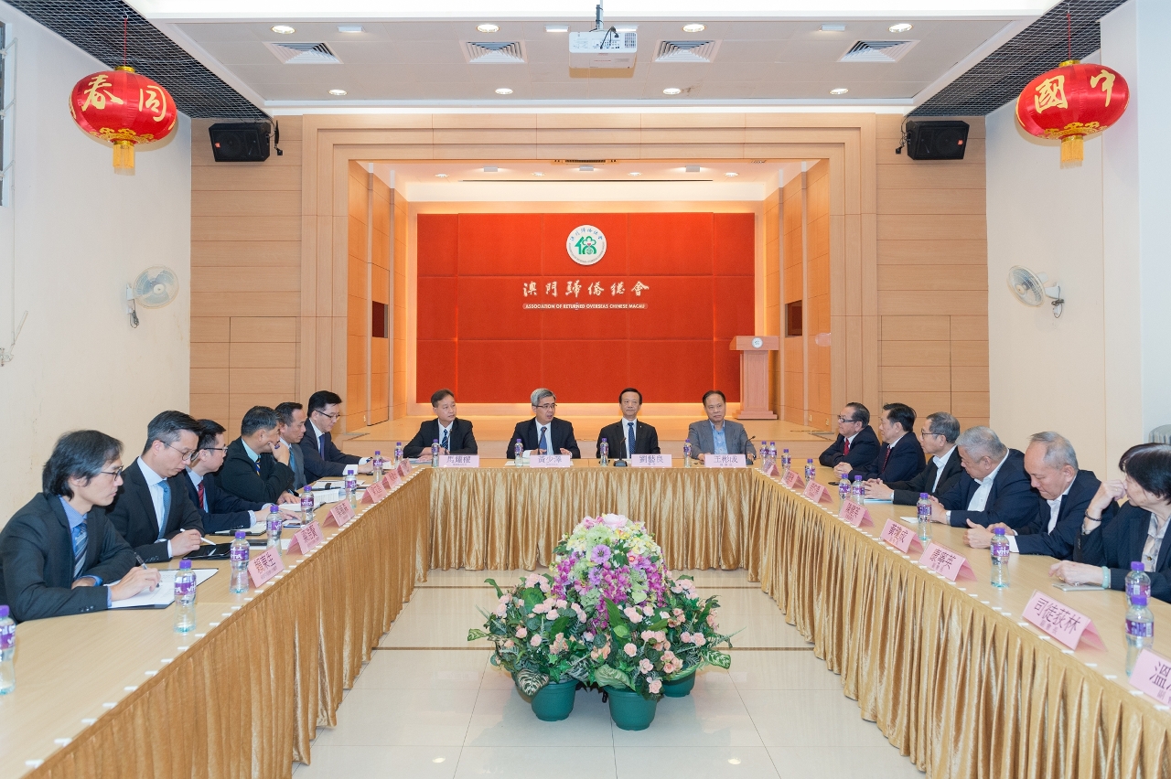 O Secretário para a Segurança, Wong Sio Chak, visitou a Associação Geral dos Chineses Ultramarinos de Macau (AGCUM), com vista a ouvir as opiniões e sugestões obre as linhas de acção governativa da área de segurança do próximo ano