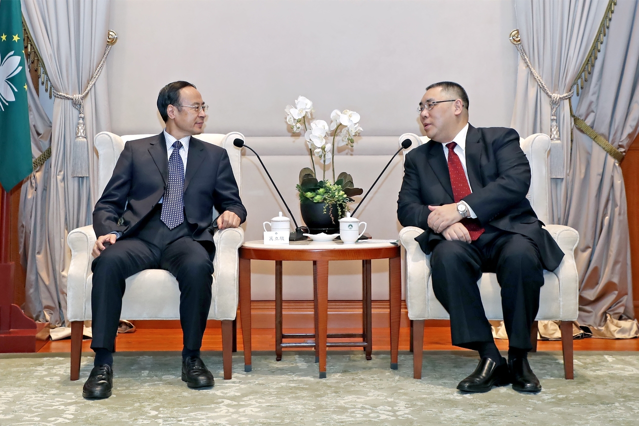 行政長官崔世安會見全國僑聯主席萬立駿