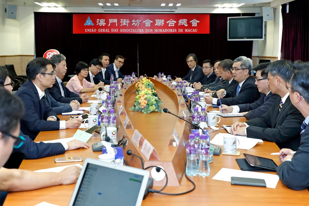 保安司黃少澤司長拜訪街總，聽取明年施政工作的意見。