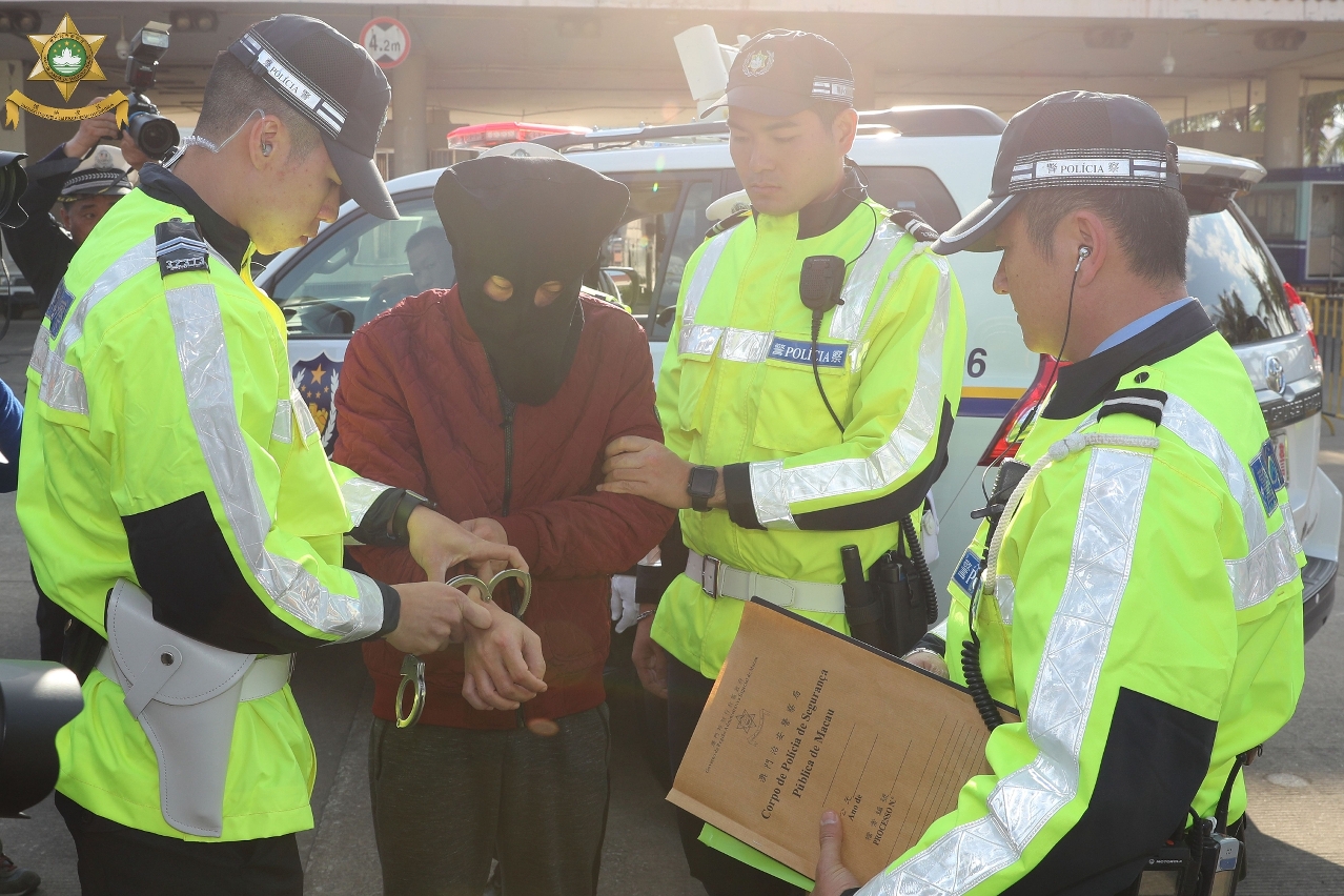 治安警察局接收疑犯及更換手扣
