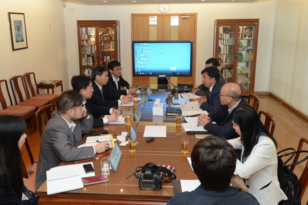 教授團隊進行分組調研，與環境保護局領導和代表交流。