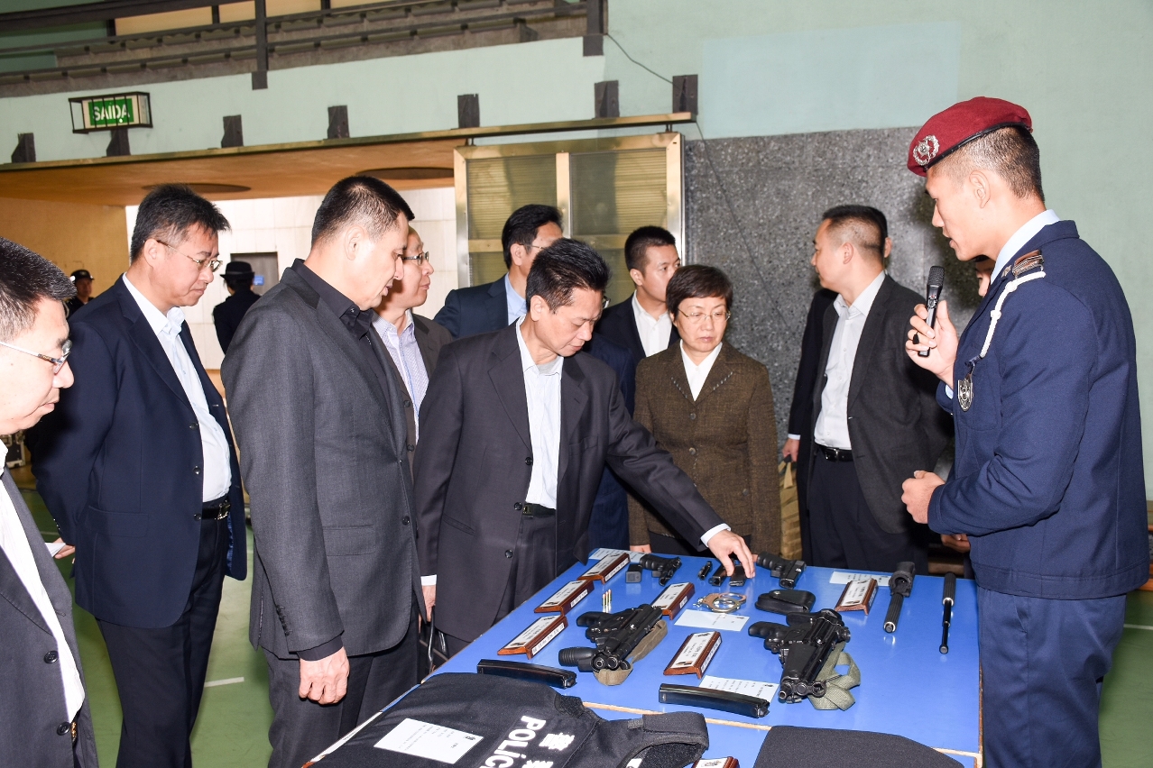 陳定武局長一行參觀特警隊工作裝備