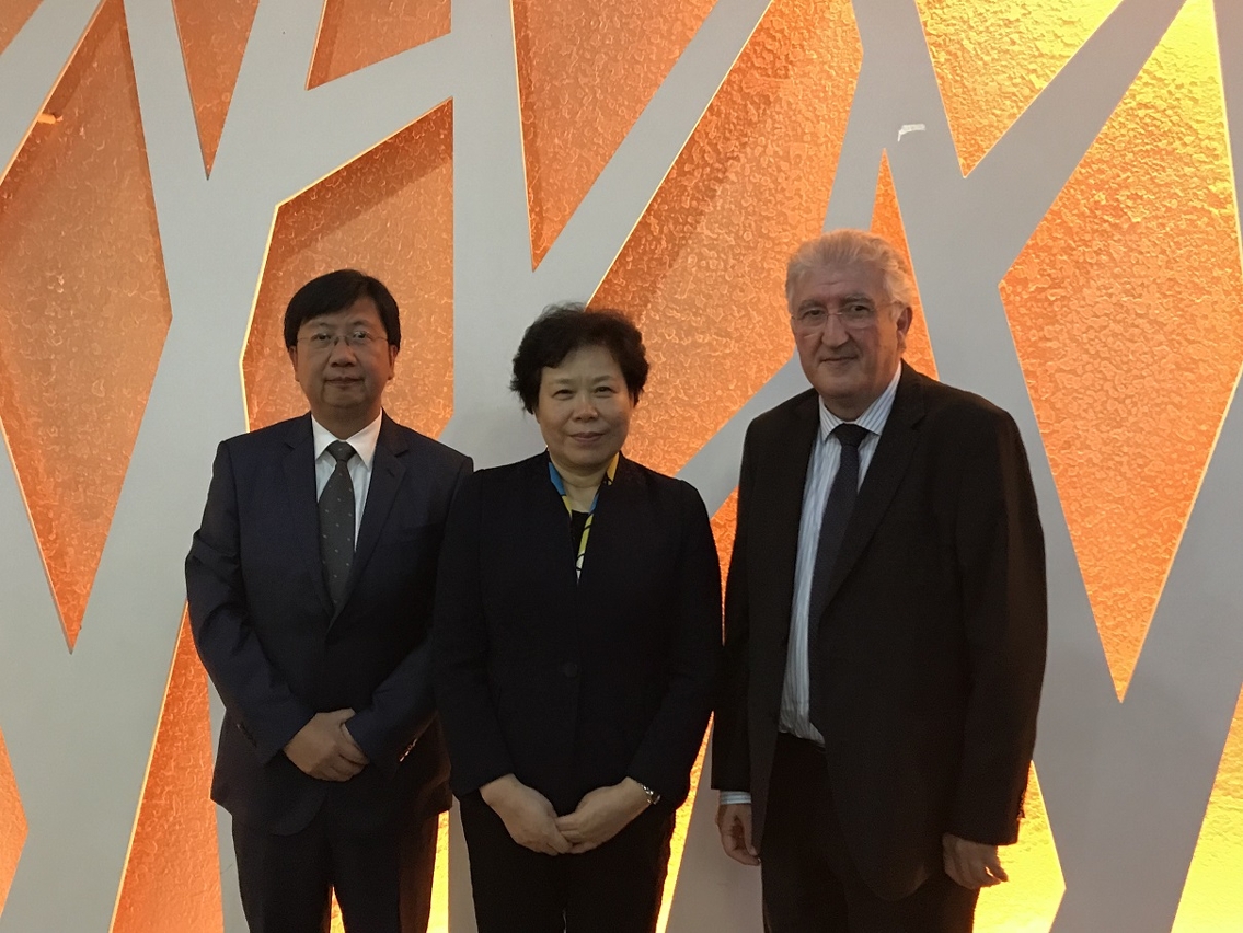 Foto de grupo – o Director dos SMG, Tam Vai Man, (esquerda), a Administradora da CMA, Liu Yaming (no meio) e o Presidente do IPMA, Jorge Miguel Miranda (direita).
