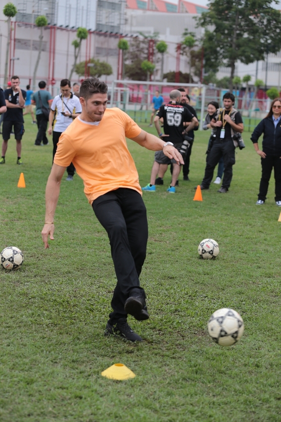 Edoardo Mortara ajuda a equipa da Taça GT Macau a vencer.