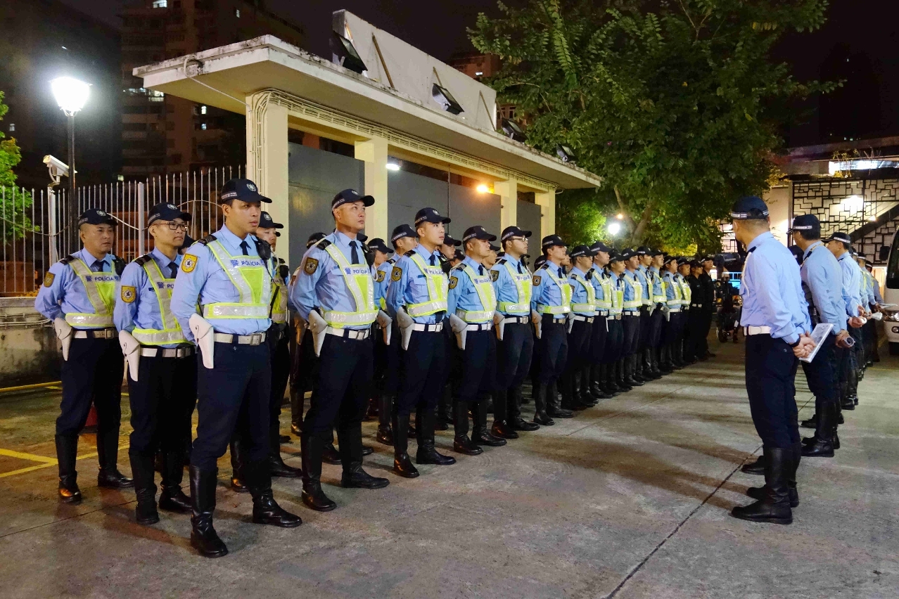交通警員執勤前列隊
