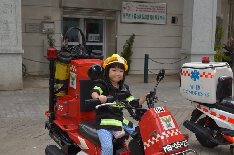 與滅火電單車合照