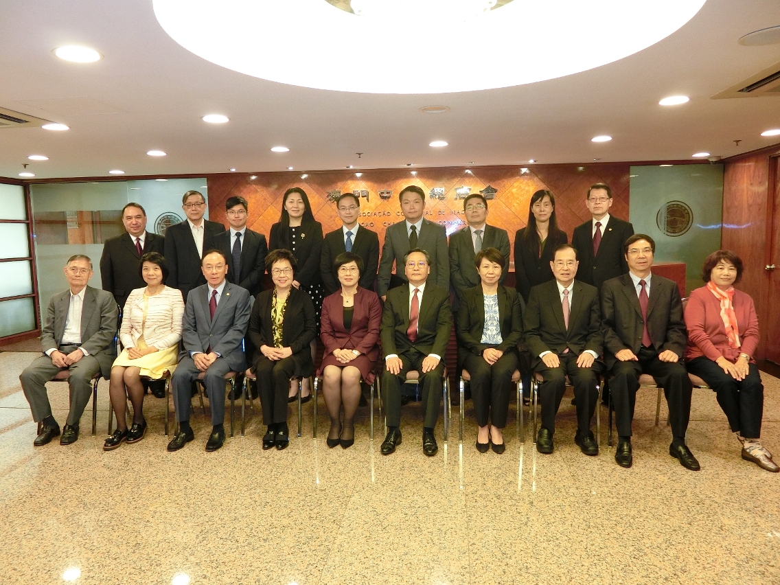 A Secretária Sónia Chan (a quinta do lado esquerdo, na primeira fila) e os representantes da Associação Comercial de Macau.