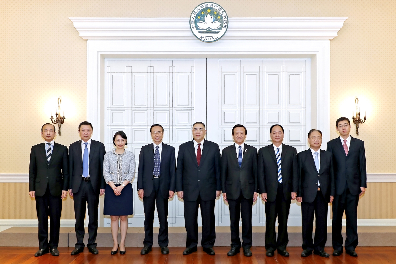 行政長官崔世安會見全國僑聯主席萬立駿（左四）及合影