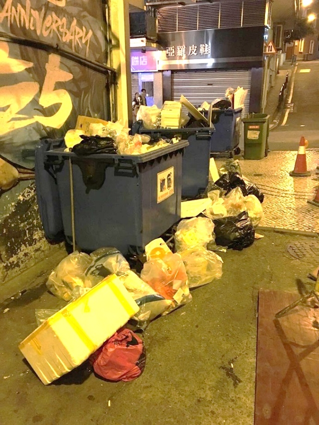 下午已清空的垃圾桶，到午夜時間仍然爆滿