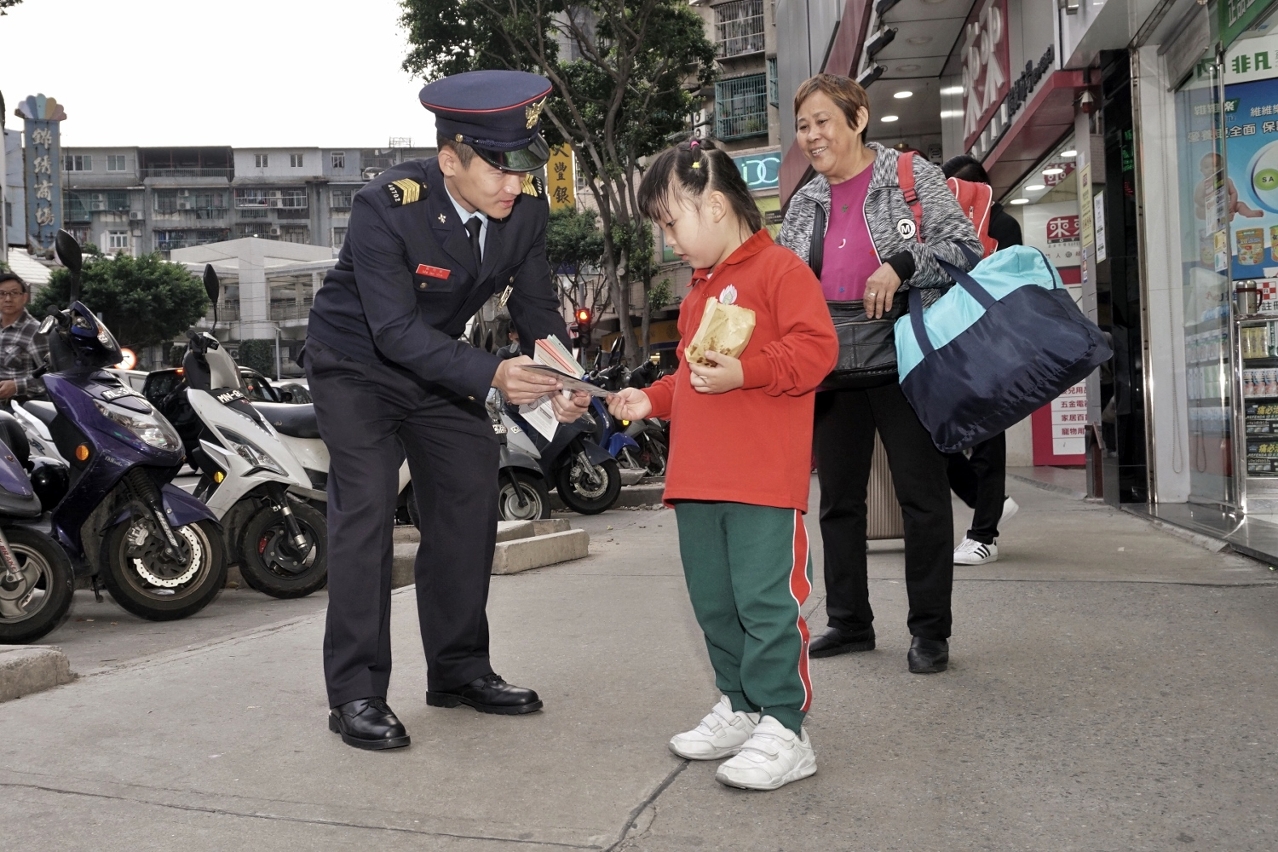 向居民派發宣傳單張