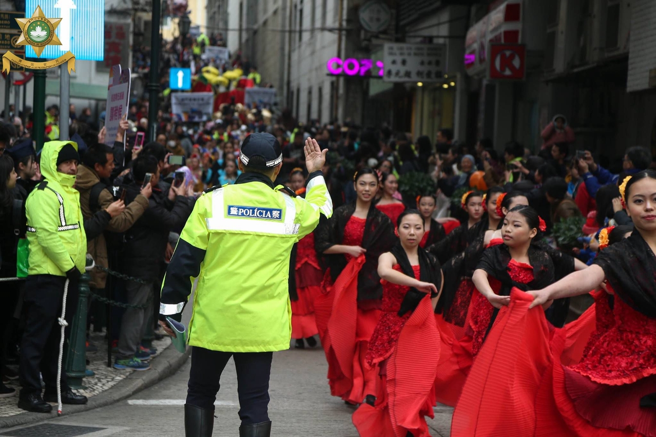 治安警於巡遊路線維持秩序(2)