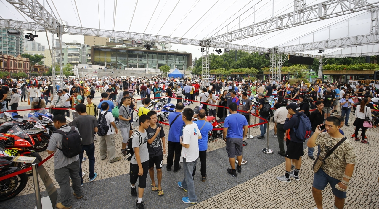 Fãs encheram a praça para intensifar a emoção do GP