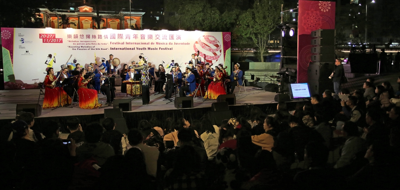 Exibição no exterior- Orquestra Folclórica do Teatro de Arte de Xinjiang