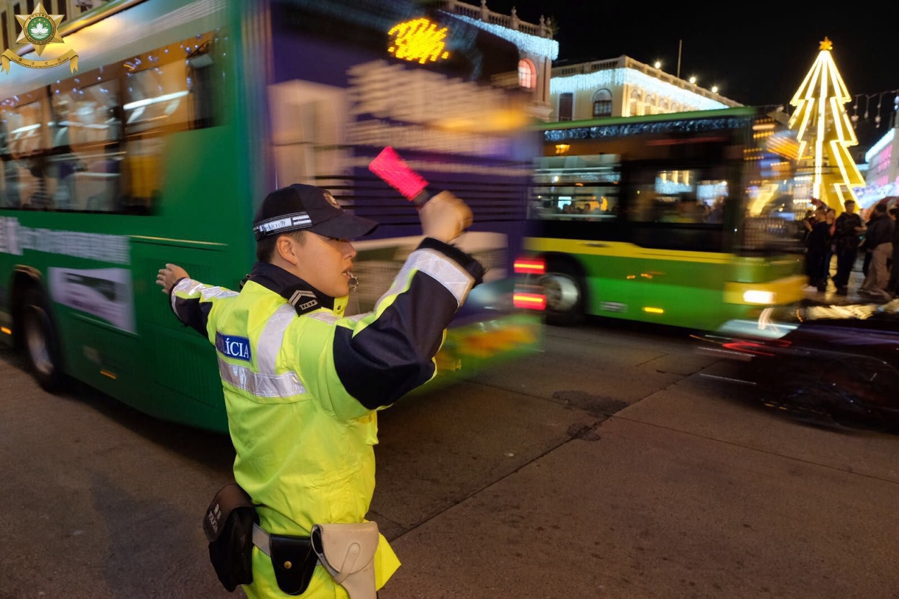 警員指揮疏導交通
