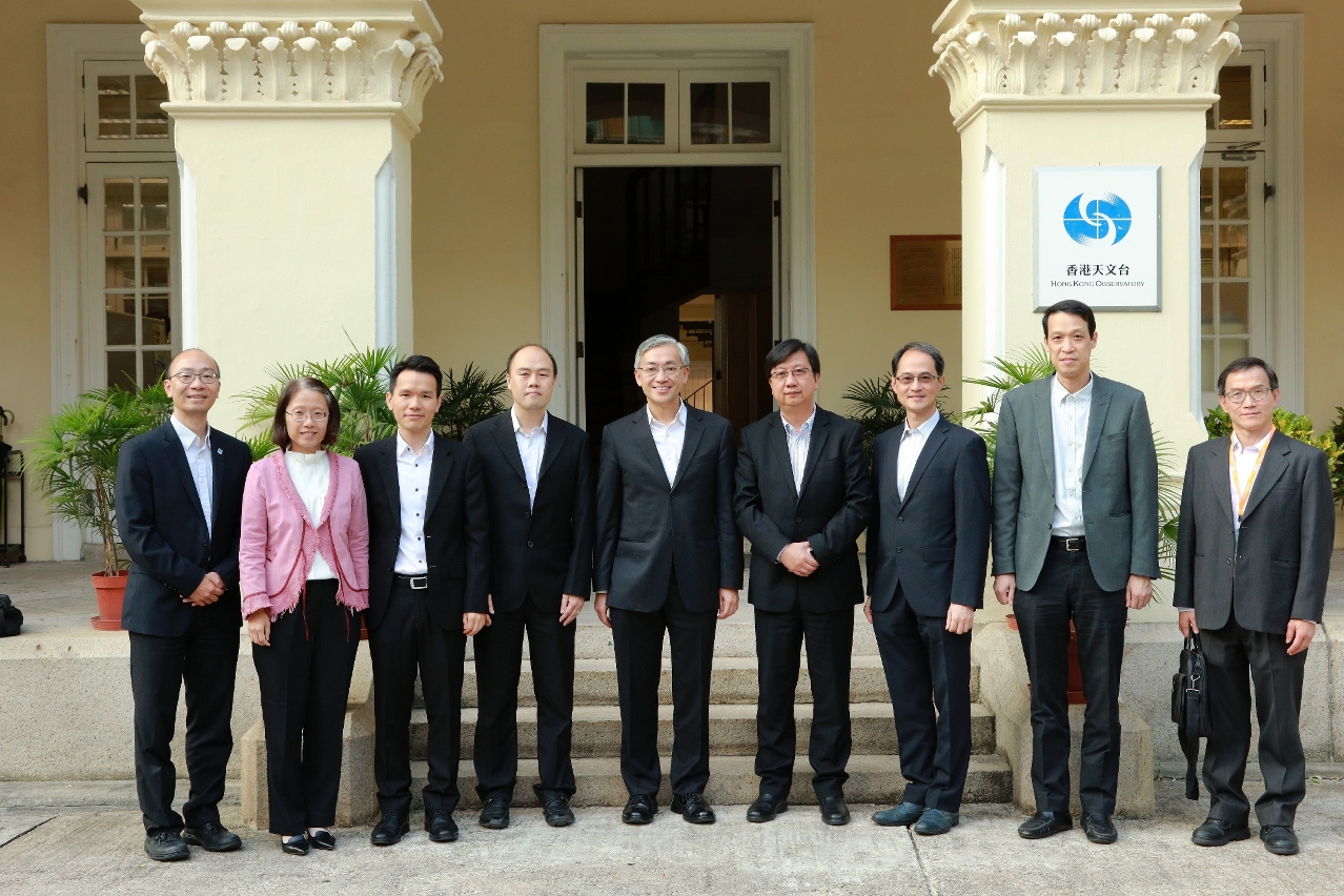 O Director dos SMG, Tam Vai Man (4.o direita) e o Director do “HKO” Shun Chi Ming (5.o direita)