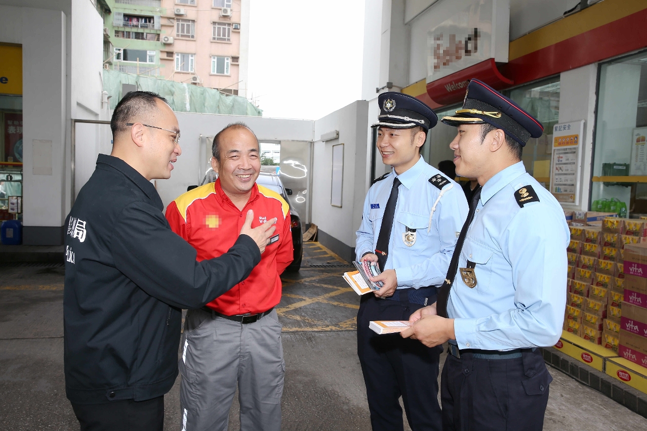 向油站職員講解常見安全隱患