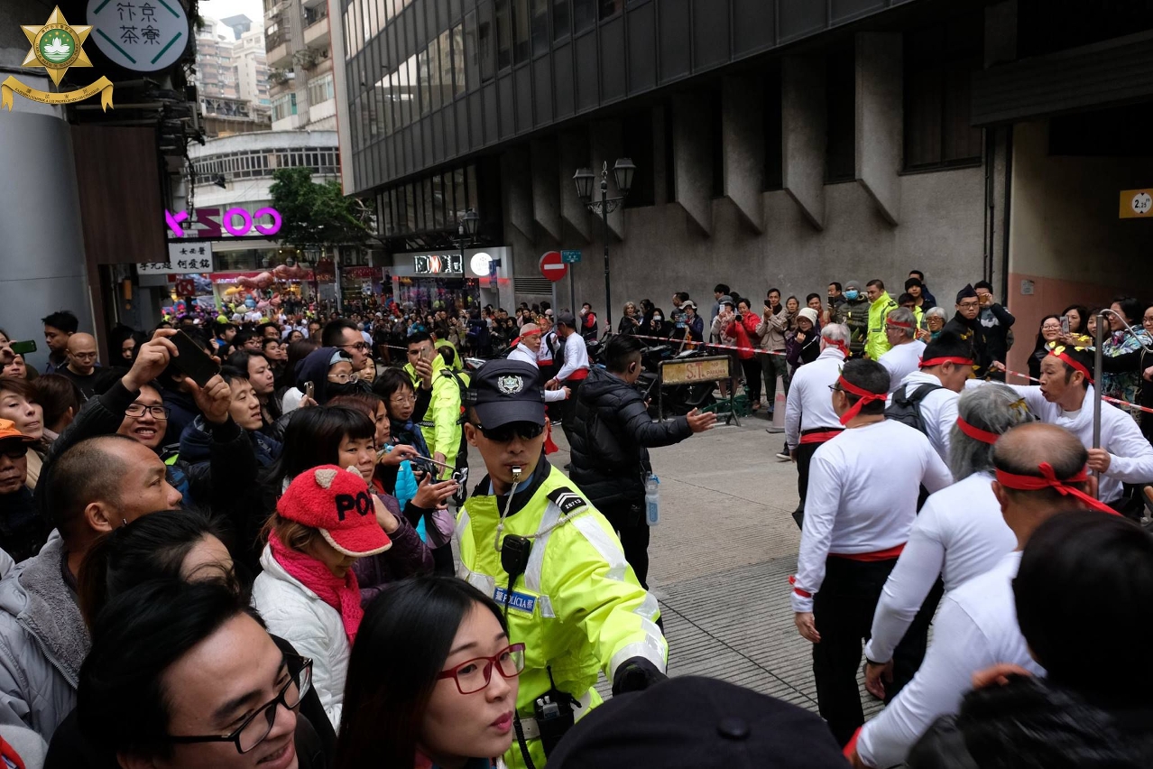 治安警於巡遊路線維持秩序(6)