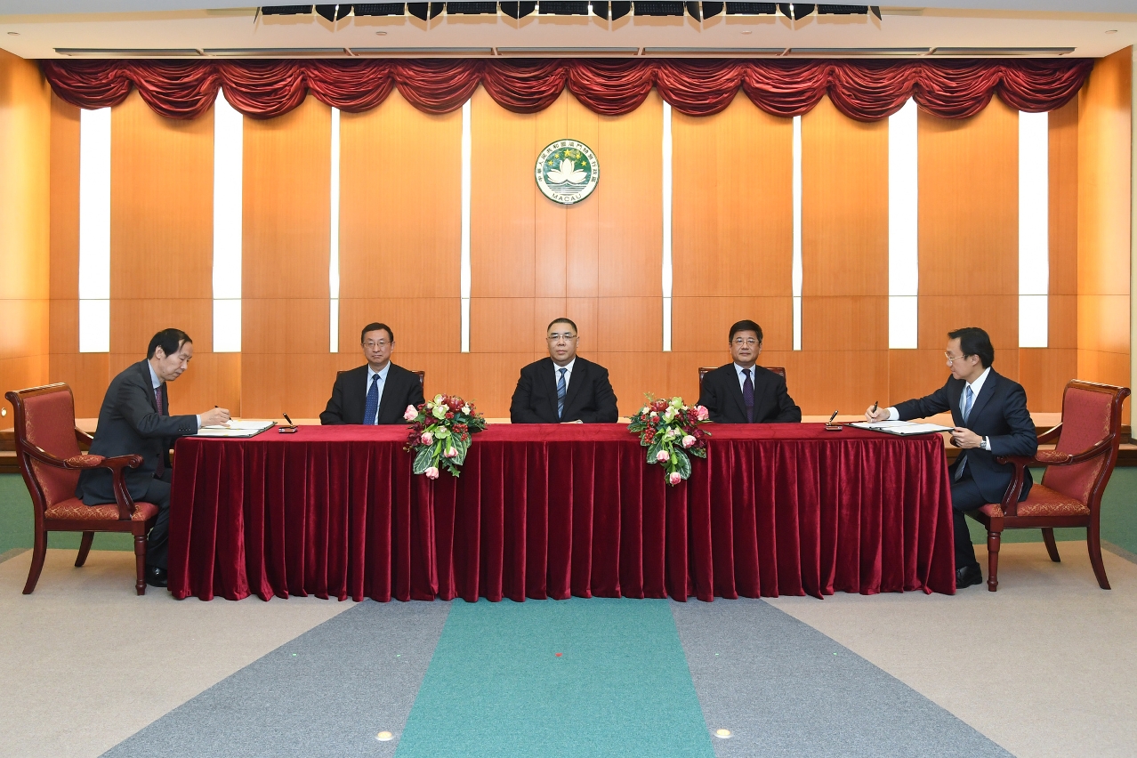 Chefe do Executivo, Chui Sai On, e  o ministro de Cultura, Luo Shugang, testemunham a assinatura  do Acordo de Aprofundamento de Estreitamento das Relações Culturais entre o Interior da China e a RAEM e do Acordo e Estreitamento da Cooperação e Intercâmbio Cultural no âmbito do Património Cultural entre a Administração Estatal do Património Cultural da RPC e o Secretário para os Assuntos Sociais e Cultura da RAEM