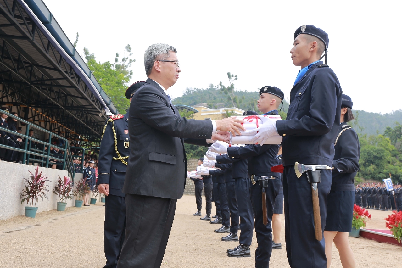 保安司司長向畢業學員頒發證書