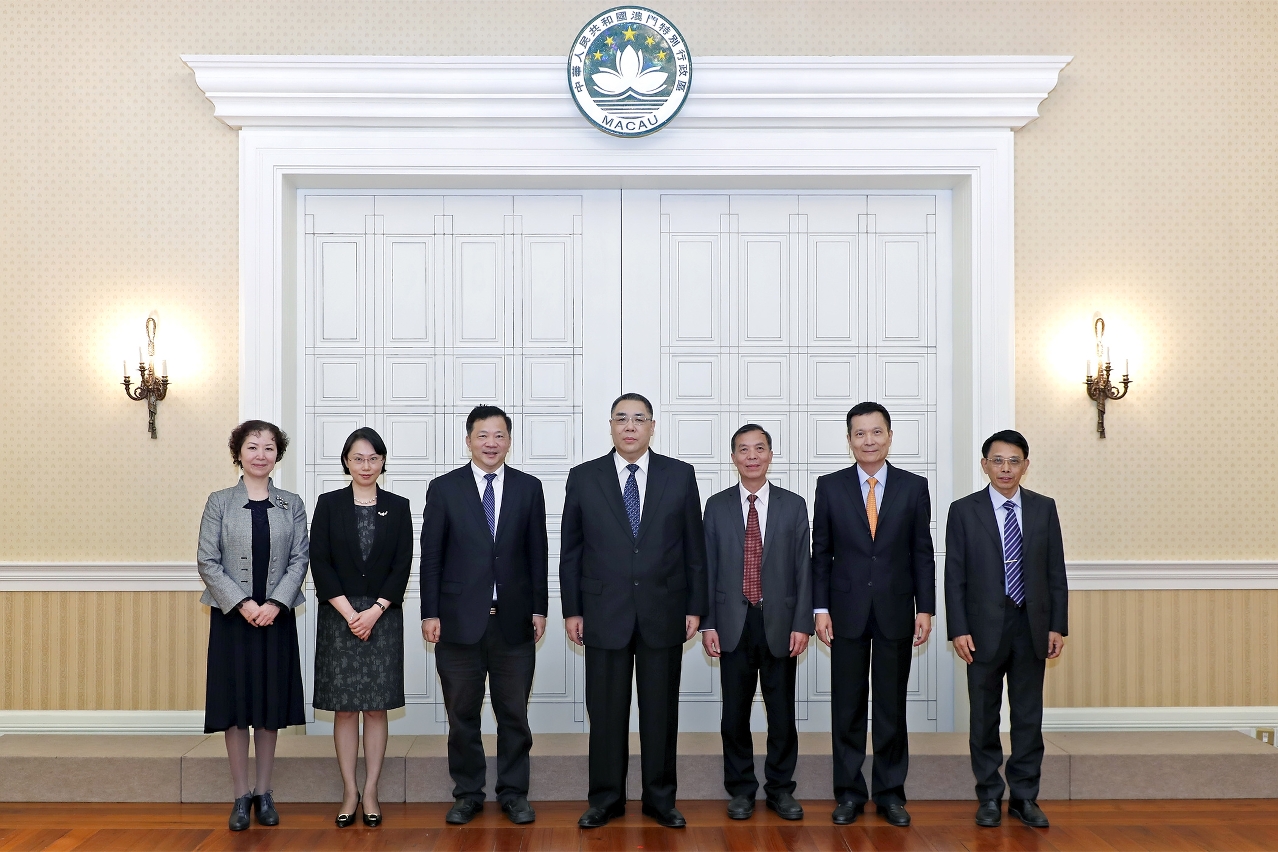 Encontro entre o Chefe do Executivo, Chui Sai On, e o membro do comité permanente de Guangdong e director do Departamento de Propaganda do PCC da Província de Guangdong , Shen Haixiong (3.º esq).